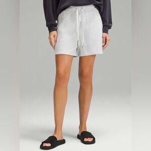 Lululemon Scuba High-Rise Shorts 5 inch in Heathered Core Ultra Light Grey